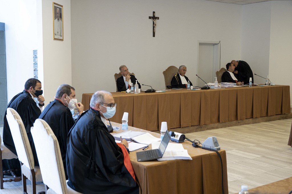Le magistrat Giuseppe Pignatone (2ème à droite) lors du procès le 27 juillet 2021. Photo VATICAN MEDIA/AFP