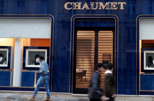 Des passants passent devant une bijouterie Chaumet près de l'avenue des Champs-Elysée dans le centre de Paris, le 27 juillet 2021. La bijouterie Chaumet a été la cible d'un vol à main armée, et entre 2 et 3 millions d'euros de marchandises ont été volé, selon une source proche. (Geoffroy van der Hasselt/AFP)