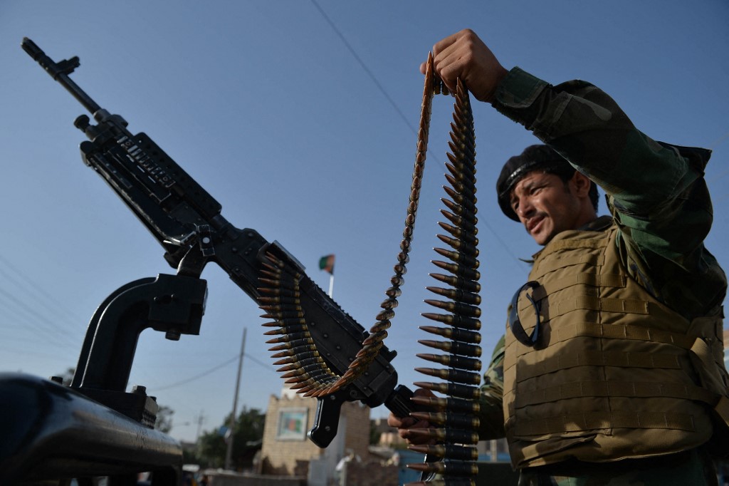Un membre des Forces armées nationales surveille un poste de contrôle à Herat le 28 juillet 2021.(AFP)