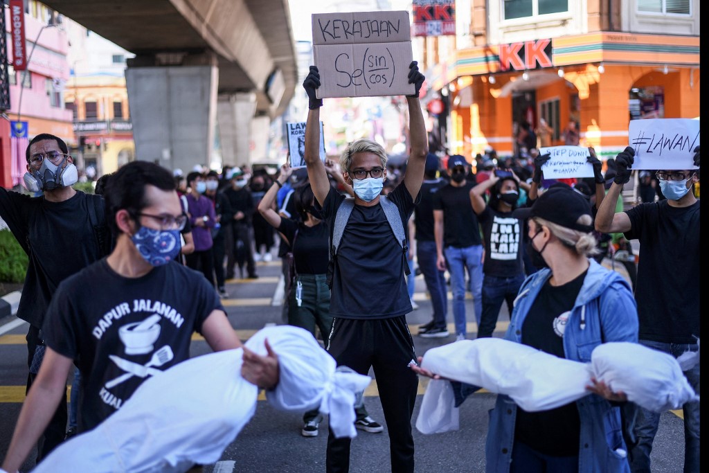 Des malaisiens lors d'une rare manifestation anti-gouvernementale malgré le coronavirus, le 31 juillet 2021à Kuala Lumpur. AFP