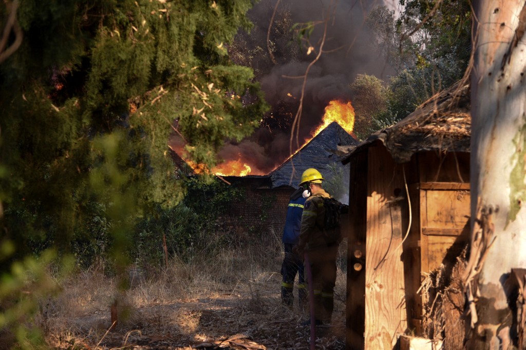 Incendie en Grèce dans le Péloponnèse: des villages évacués, les secours sur le qui-vive