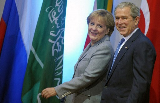 George W. Bush fait l’éloge d'Angela Merkel, une «femme au grand cœur»