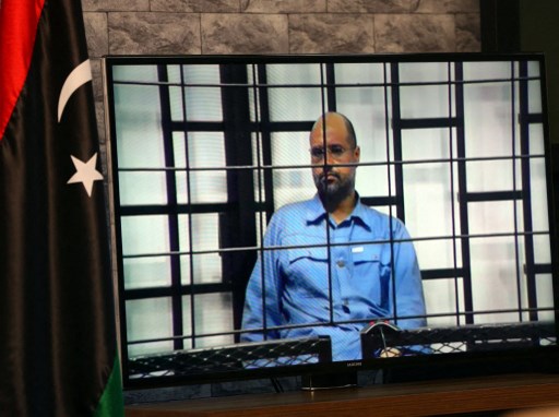 L’interrogatoire de Seif al-Islam, le fils du dictateur libyen assassiné Mouammar Kadhafi, diffusé en direct depuis la ville libyenne occidentale de Zintan. Trente-sept anciens Des responsables du régime de Kadhafi ont été accusés de meurtre, d'enlèvement, de complicité d'incitation au viol, de pillage, de sabotage, de détournement de fonds publics et d'actes préjudiciables à l'unité nationale. (Mahmud Turkia/AFP