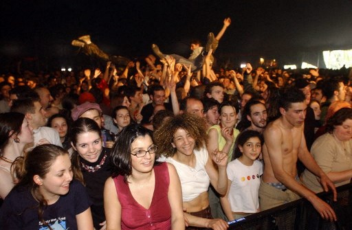 Les gens assistent à un concert du groupe français Oai Star lors de la 29e édition du festival de musique "Printemps de Bourges", le 24 avril 2005. (Alain Jocard / AFP)