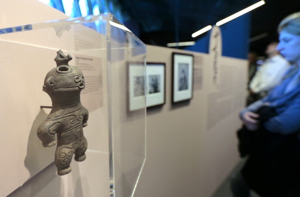Un visiteur devant une statue japonaise datant de l'ère Jômon (12.000 avant J-C) au musée du Quai Branly à Paris, le 5 mai 2014. Photo d'archives AFP