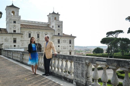 L’ancienne ministre française de la Culture Aurélie Filippetti (g) avec le philosophe italien Giorgio Agamben lors de sa visite à la Villa Médicis, siège de l'Académie française à Rome, le 11 juillet 2014. (Andreas Solaro/AFP)