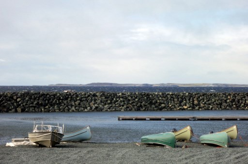 Canots et bateaux au bord de l'eau, dans le village inuit d'Umiujaq, sur le territoire du Nunavik, dans la baie d'Hudson, au Québec. Septembre 2015, AFP / Catherine Heures)