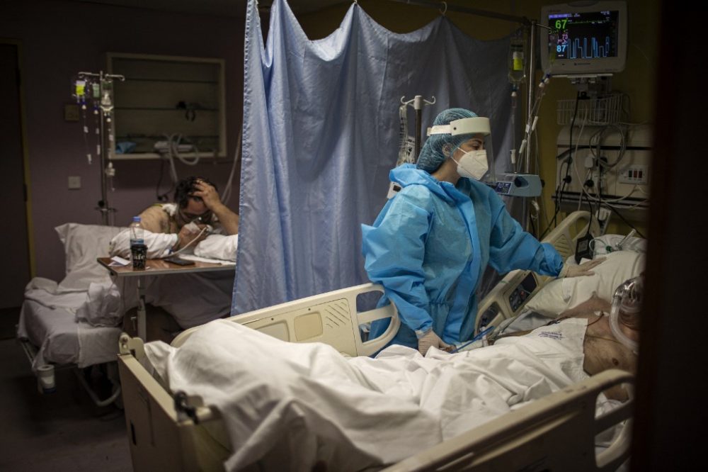 Un membre du personnel médical portant une combinaison et un masque sanitaire dans un hôpital libanais. Archives/Getty Images via AFP)