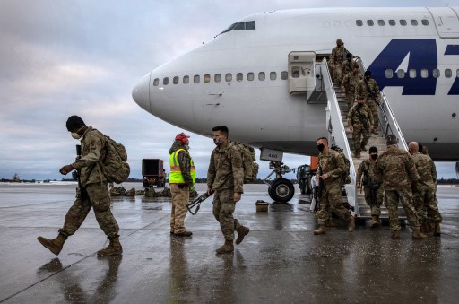 Des soldats de l'armée américaine rentrent chez eux après un déploiement de 9 mois en Afghanistan le 10 décembre 2020 à Fort Drum, New York (Photo, AFP)