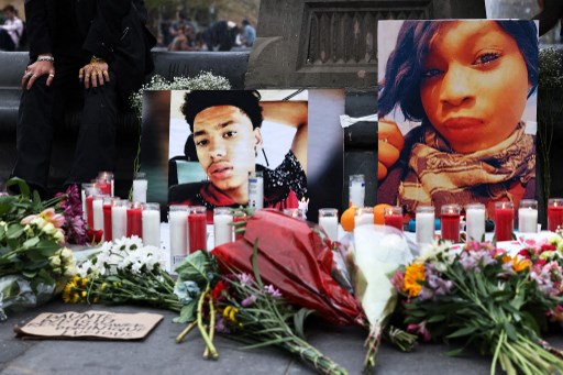 Mémorial de fortune érigé lors d'une veillée pour Daunte Wright et Dominique Lucious à Washington Square Park à Manhattan le 14 avril 2021 à New York. Wright, un homme noir de 20 ans a été abattu par une policière après avoir apparemment été arrêté pour un enregistrement expiré. La police a déclaré que Kim Potter, 26 ans au service de police du Brooklyn Center, a confondu son arme de service avec son Taser. (Michael M. Santiago/Getty Images/AFP)