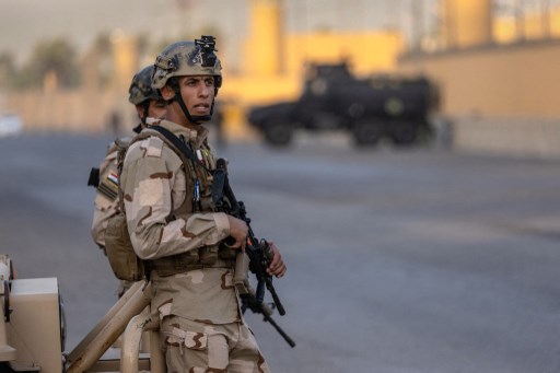 Des soldats de l'armée irakienne montent la garde sur une route entre l'ambassade des États-Unis et la zone internationale le 30 mai 2021 à Bagdad, en Irak (Photo, AFP)