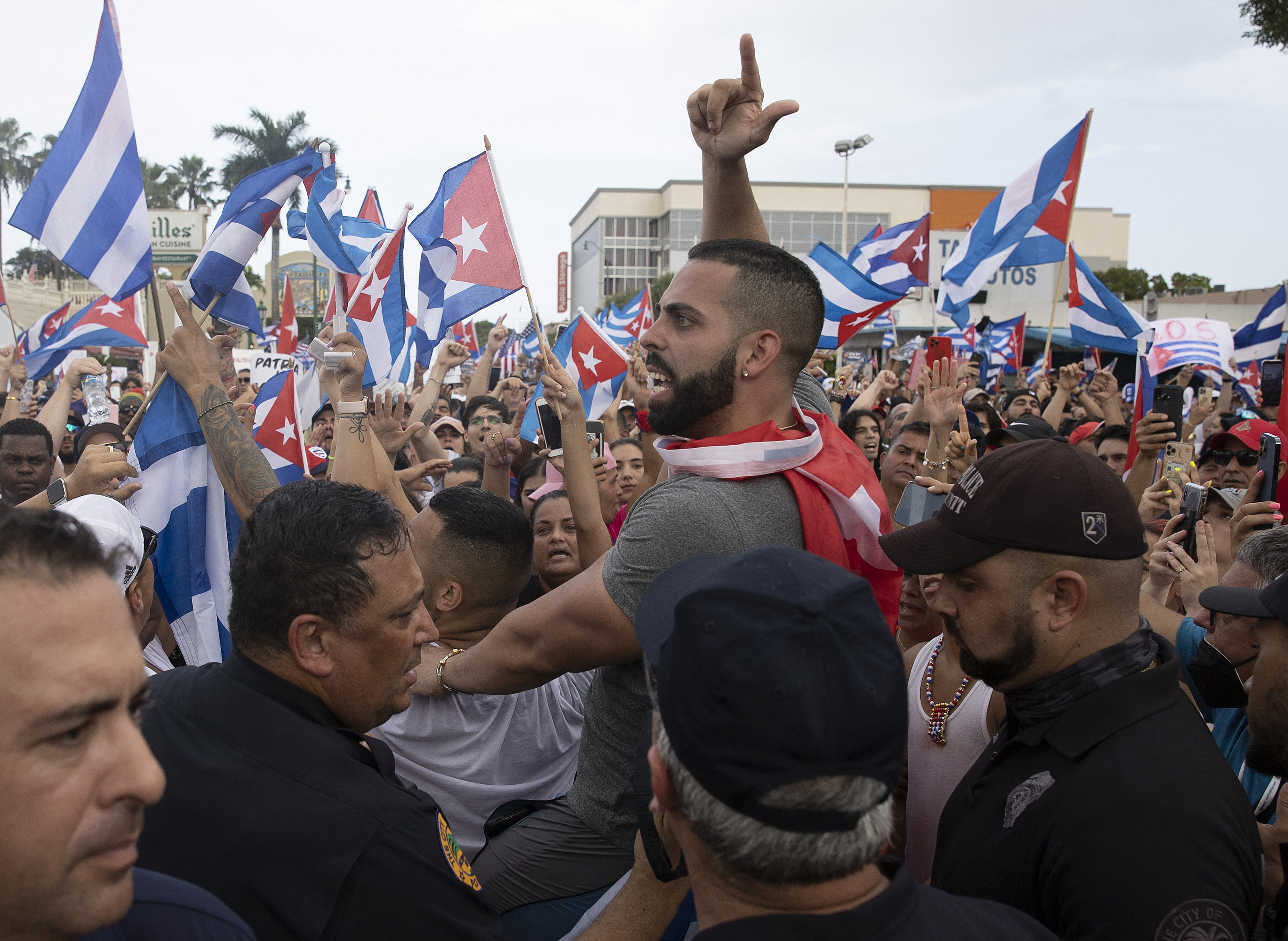 Pour les Cubains, la frustration d'un internet mobile encore instable