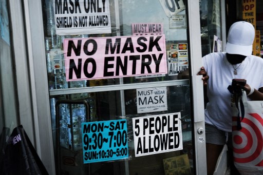 Masques, vaccination: Washington muscle le jeu face au variant Delta