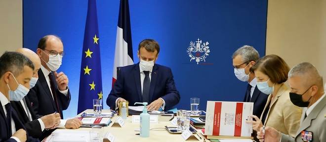 Au centre le président français lors d'une réunion du Conseil de Défense. Photo POOL/AFP/Ludovic MARIN
