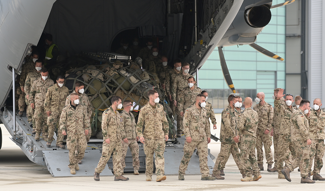 Des soldats allemands débarquent d’un avion de transport militaire Airbus A400M après leur retour d'Afghanistan, à Wunstorf, en Allemagne, le 30 juin 2021. (Reuters)