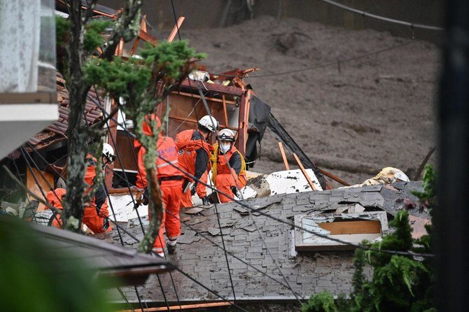 Au Japon, les secouristes cherchent des survivants après la coulée de boue