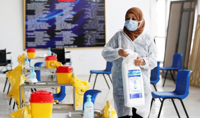 Une professionnelle de santé prépare la vaccination contre le coronavirus en Tunisie. (Reuters/File)