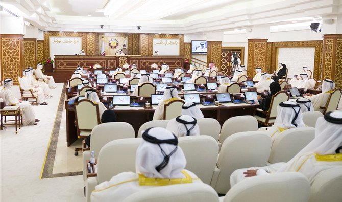 Sur cette photo publiée le 3 novembre 2020, on voit l’émir du Qatar, le cheikh Tamim ben Hamad al-Thani, prononcer un discours devant le Conseil consultatif, à Doha. (AFP)