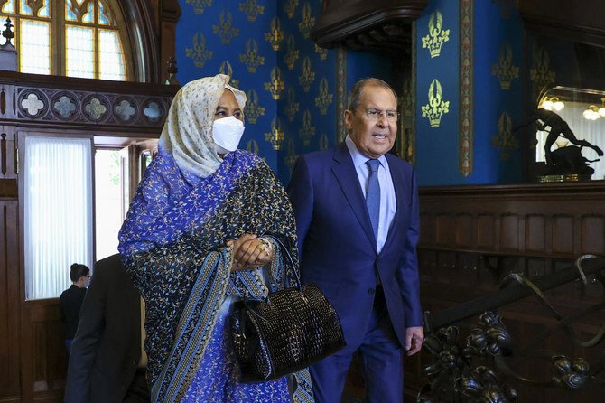 Sur cette photo, le ministre russe des Affaires étrangères Sergueï Lavrov et la ministre soudanaise des Affaires étrangères Maryam al-Sadiq al-Mahdi arrivent pour assister à des entretiens à Moscou, en Russie, le lundi 12 juillet 2021. (Photo, Service de presse du ministère russe des Affaires étrangères via AP)