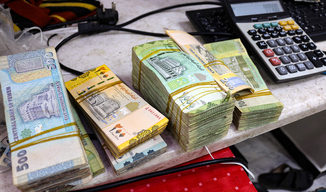 Des liasses de billets de banque en riyals yéménites à un comptoir de change dans la ville méridionale d’Aden, le 14 juillet 2021, où la valeur de la monnaie locale tombe à des niveaux historiques ces derniers jours. (AFP)