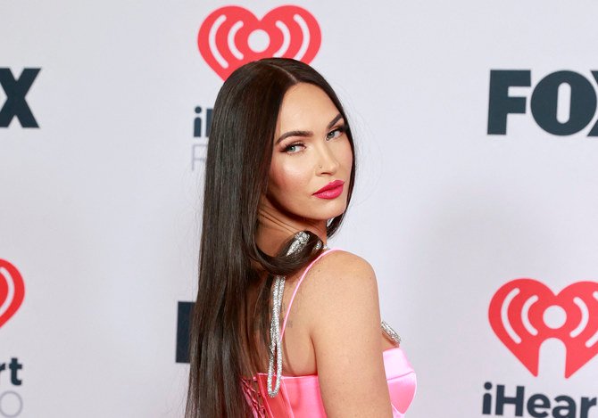 Megan Fox porte les chaussures d’une créatrice arabe pour un nouveau tournage