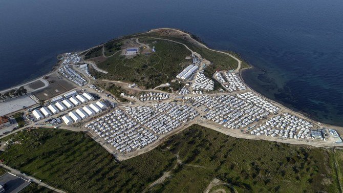 Les autorités ont annoncé mardi qu'elles préparaient une enquête pénale contre dix personnes, toutes de nationalité étrangère, dans le camp de réfugiés de Karatepe sur l'île de Lesbos, en Grèce. Elles sont présumées avoir aidé des migrants à entrer illégalement dans le pays. (AP)