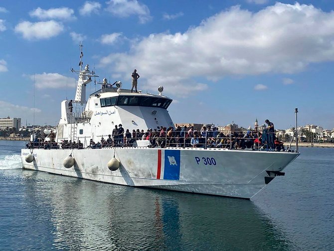 Des migrants sont renvoyés à Tripoli, en Libye, le 21 juillet 2021. Ils ont été interceptés par les gardes-côtes libyens à bord de quatre bateaux au large de la mer Méditerranée. (Organisation internationale pour les migrations via l’AP)