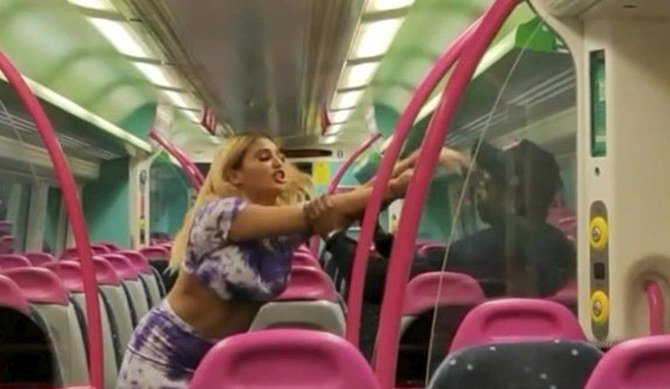 La police britannique ouvre une enquête après qu’une femme a menacé un «Algérien» dans un train