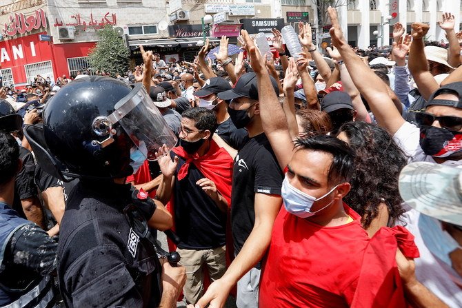 Tunisie: le président démet le gouvernement, Ghannouchi en sit-in devant le Parlement gardé par l'armée