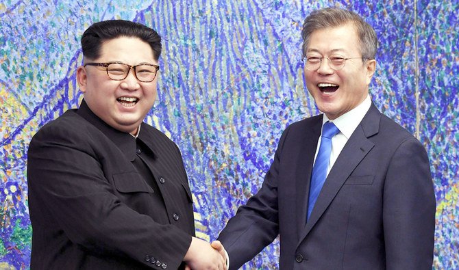 Le dirigeant nord-coréen, Kim Jong-un (à gauche), et le président sud-coréen, Moon Jae-in, se serrent la main à l’intérieur de la Maison de la paix, au cœur du village frontalier de Panmunjom, dans la zone démilitarisée, en Corée du Sud. (AP)