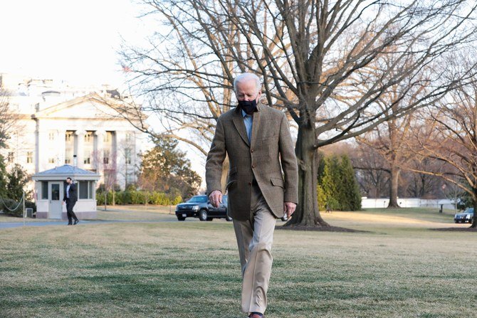Le président américain Joe Biden se dirige vers des journalistes sur la pelouse sud de la Maison Blanche, à Washington, le 14 mars 2021. (Reuters)
