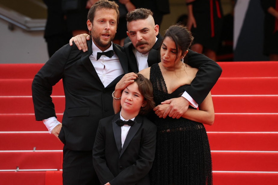 Le réalisateur Joachim Lafosse (à gauche), le jeune acteur Gabriel Merz Chammah, l’acteur Damien Bonnard et l’actrice Leila Bekhti ont foulé le tapis rouge lors de la présentation du film Les intranquilles. PHOTO VALERY HACHE, AGENCE FRANCE-PRESSE
