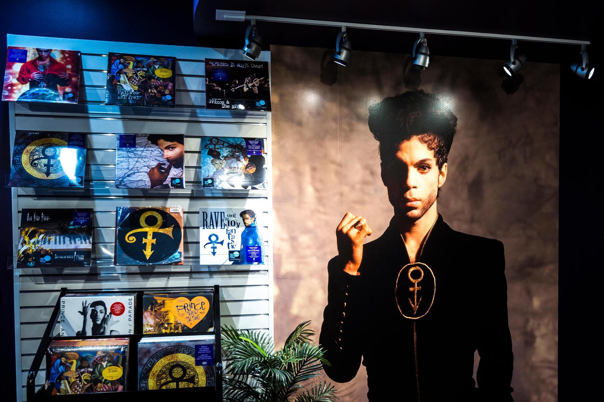 Les albums de Prince, exposés devant son ancienne maison du Minnesota. AFP