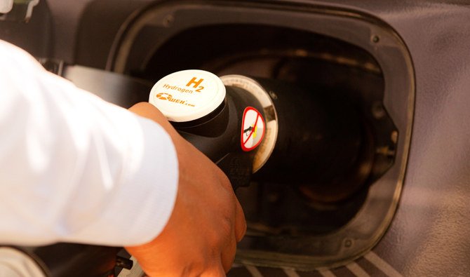 Un employé de Saudi Aramco ravitaille un véhicule à hydrogène à la première station-service à hydrogène récemment installée dans le parc scientifique de Dhahran Techno Valley, dans la province orientale en Arabie saoudite, dimanche 27 juin 2021. (AP)