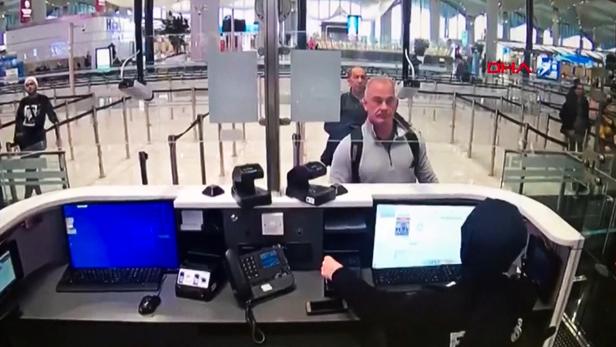 Michael Taylor identifié sur des images de surveillance à l'aéroport d'Istanbul. Handout / TURKISH POLICE / Demiroren News Agency (DHA) / AFP