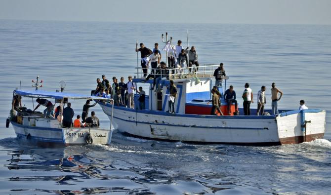 Des migrants à bord d'une embarcation de fortune. Photo d'archives AFP