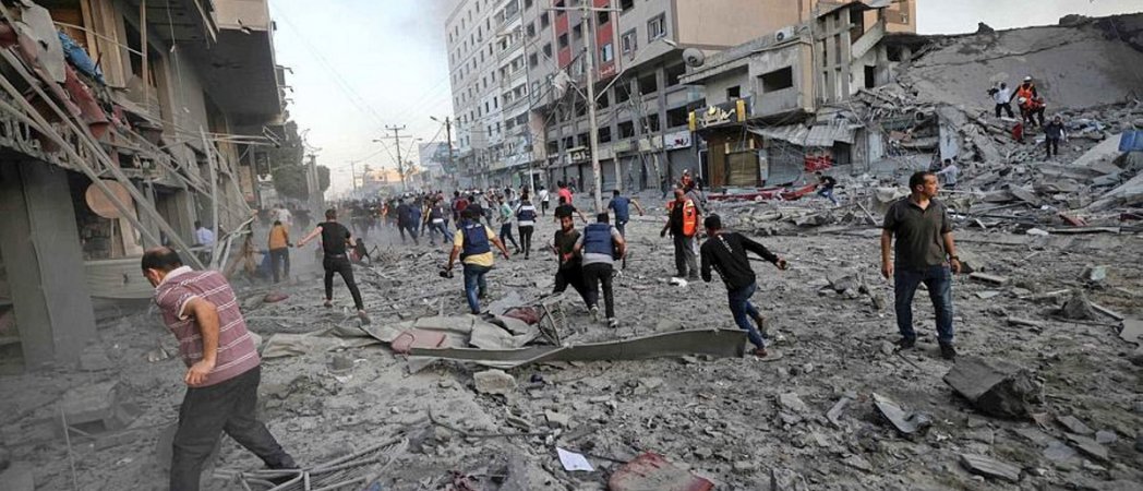 Des habitants de Gaza après des bombardements israéliens. Photo Mohammed ABED/AFP