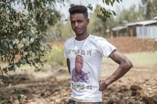 Tesfahun Sisay, employé du bâtiment, portant un T-Shirt à a gloire d'un ancien chef de la police controversé de la région Amhara, dans le village de Wereb Michael, près de Bahir Dar, en Ethiopie, le 21 juin 2021. - AFP