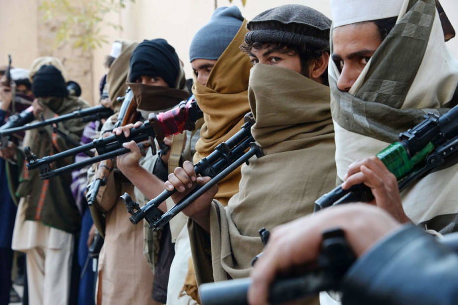 D'anciens combattants talibans sont photographiés, leur arme à la main, avant qu'ils ne les remettent aux autorités afghanes dans le cadre d'un programme gouvernemental de réconciliation, à Kaboul, le 8 février 2015. Photo d'archives NOORULLAH SHIRZADA, ARCHIVES AFP