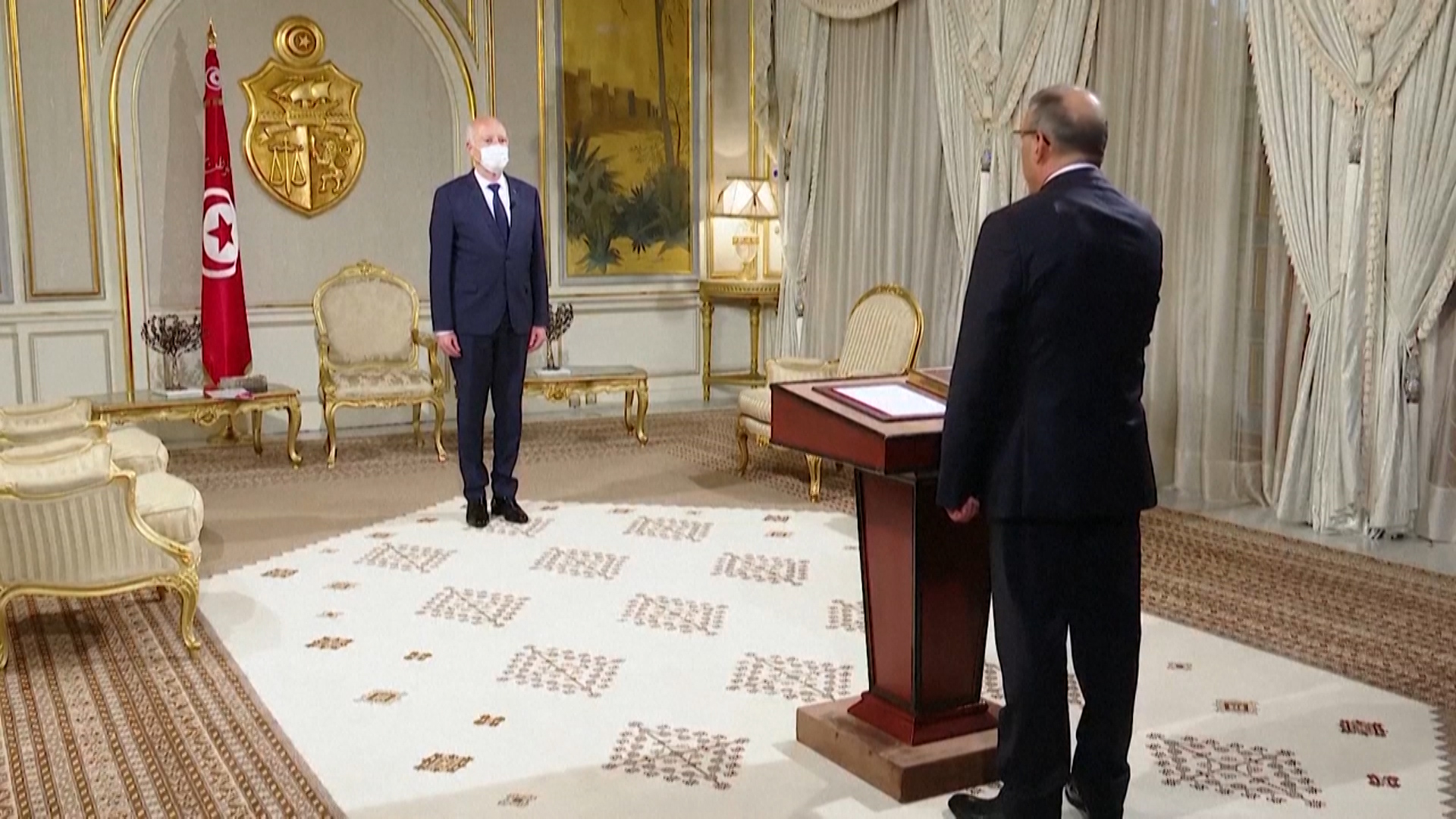 Ridha Garsalaoui prête le serment d'allégeance devant le président tunisien Kais Saïed. (Capture d'écran)