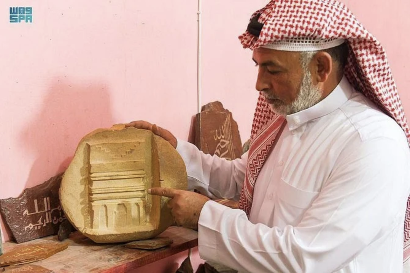 Un sculpteur saoudien passe huit ans à graver des versets du Coran sur trente plaques de marbre