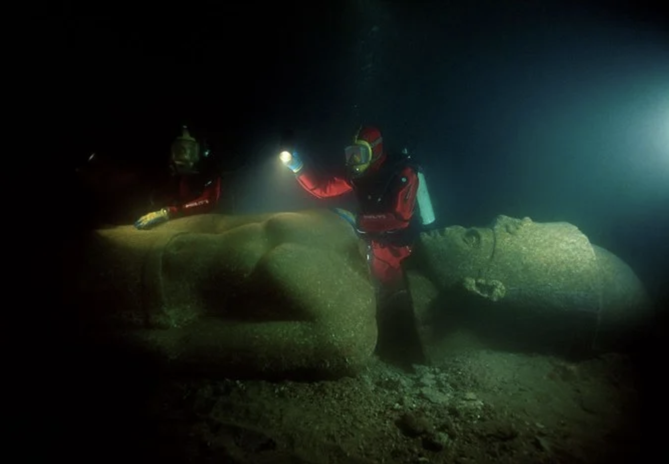 En 2016, cet imposant pharaon de cinq mètres de haut a été découvert dans les fonds marins à Thônis-Héracléion. (Christoph Gerigk, Franck Goddio/Fondation Hilti)