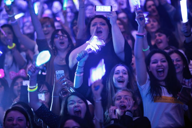 Des fans de K-Pop lors d'un festival à Bercy à Paris, le 2 juin 2016 / POOL/AFP/Archives