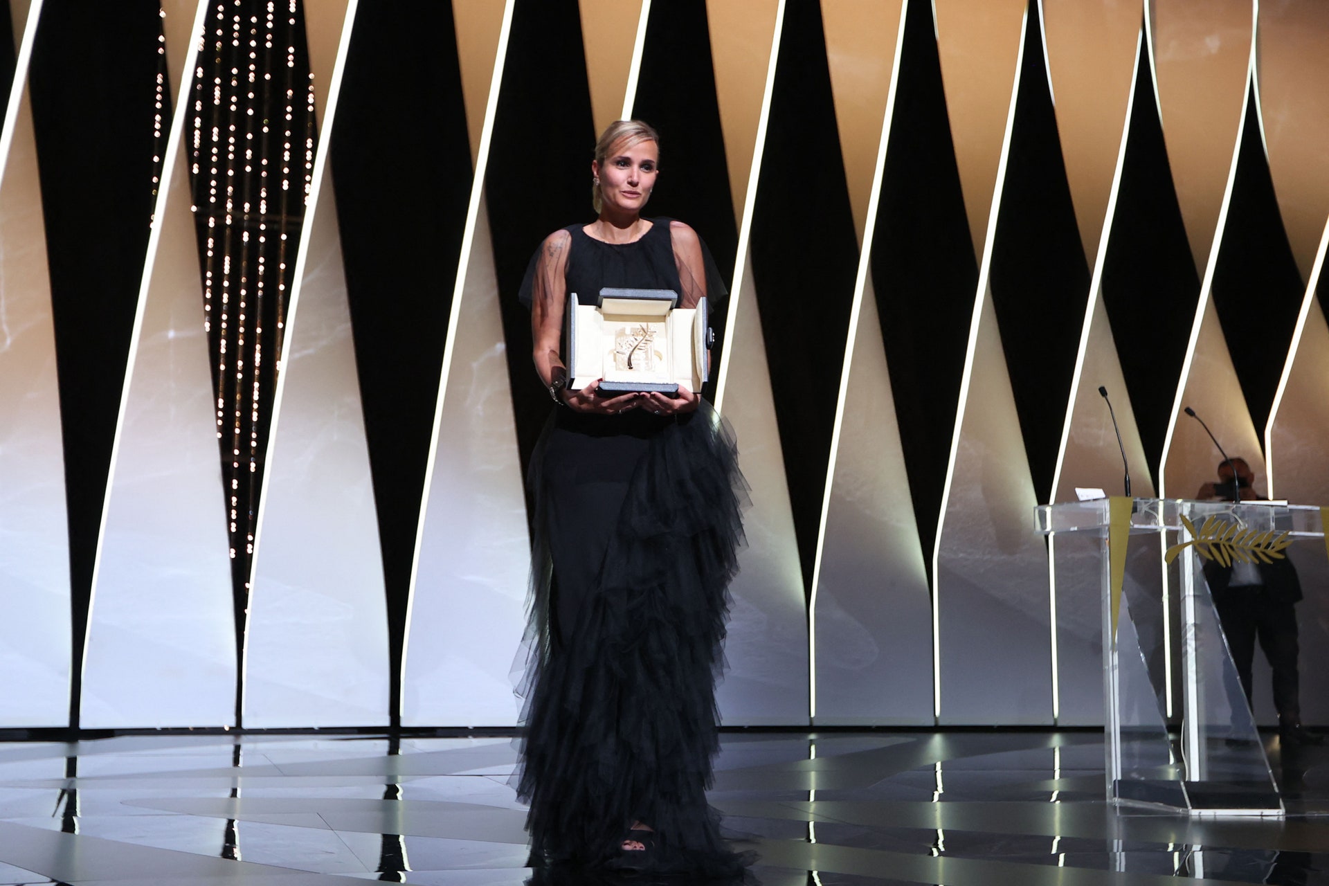 La réalisatrice Julia Ducournau, 37 ans, recevant la Palme d'or du festival de Cannes. VALERY HACHE/AFP VIA GETTY IMAGES
