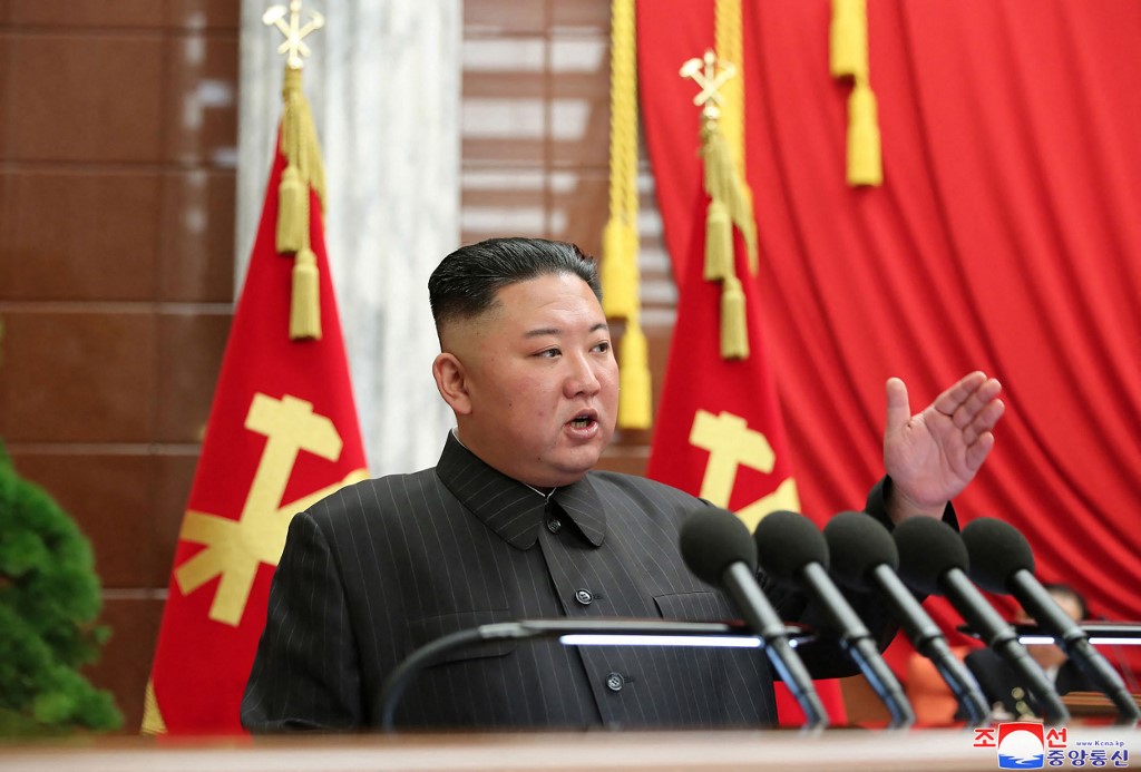 Cette photo publiée par l'agence de presse centrale coréenne officielle de la Corée du Nord (KCNA) montre le dirigeant nord-coréen Kim Jong Un participant à une réunion élargie du 2e Bureau politique du Comité central du Parti (photo d'archives) (AFP)