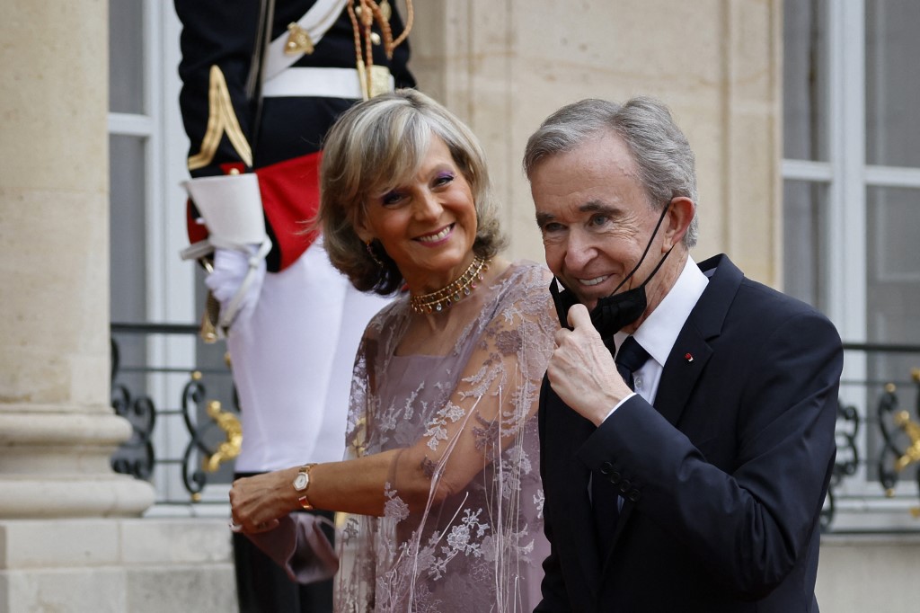 Le président-directeur général de LVMH Bernard Arnault (à droite) et son épouse Hélène Mercier-Arnault arrivent pour un dîner à l'Elysée à Paris, le 5 juillet 2021 (AFP)