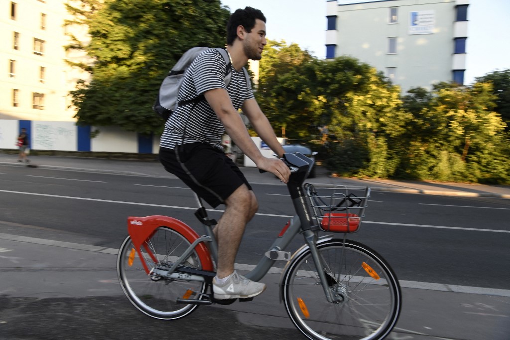 Dans cette photo d'archive , un client conduit un nouveau vélo «VeloV» à louer à Villeurbanne près de Lyon, dans le sud-est de la France . Lyon, troisième ville de France, est l'une des premières métropoles vertes d'Europe(AFP)