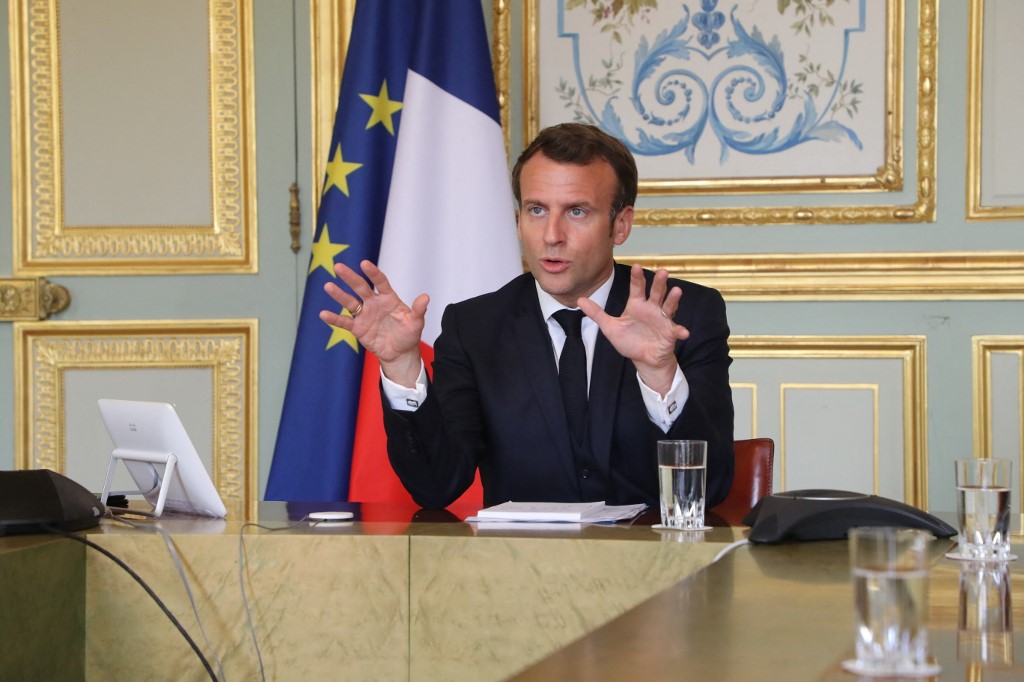 Le président français Emmanuel Macron participe à une visioconférence à l'Elysée à Paris (photo d'archives) (AFP)