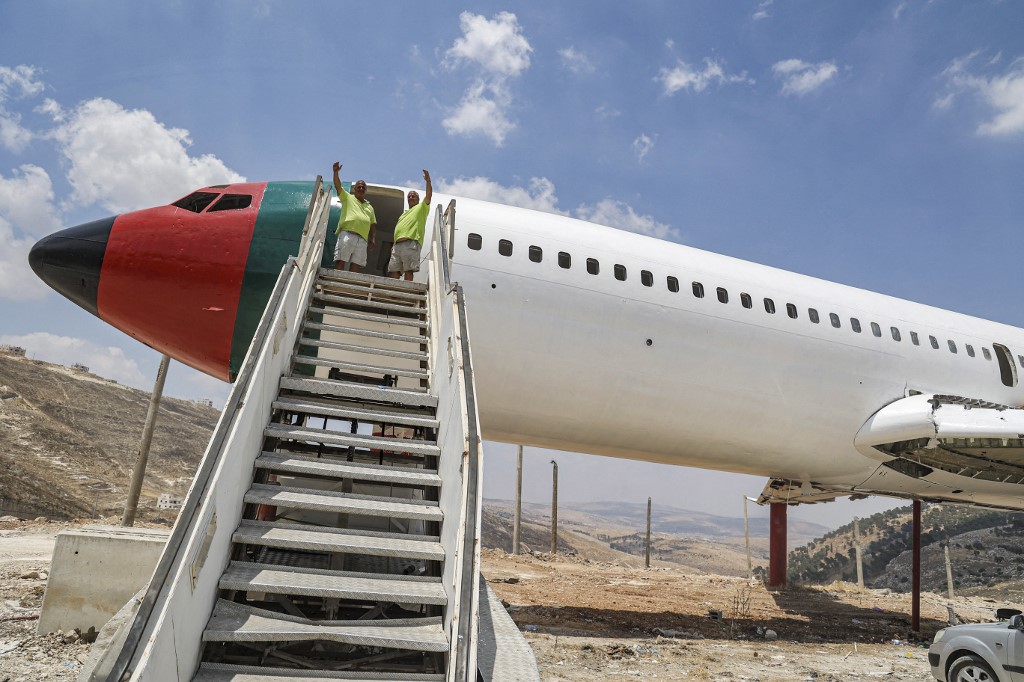 Les frères jumeaux palestiniens Atallah et Khamis al-Sairafi, 60 ans, transforment un Boeing 707 en un restaurant qu'ils appellent «Le restaurant et café de la compagnie aérienne palestino-jordanienne Al-Sairafi Naplouse» (AFP)