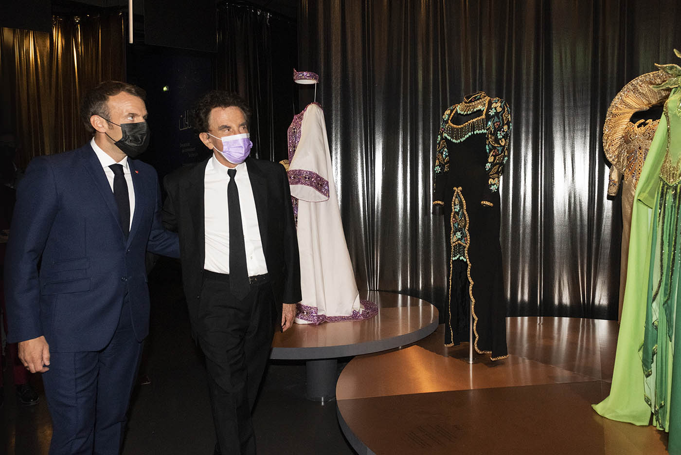 Le président français, Emmanuel Macron, a visité l’exposition Divas, organisée par l’Institut du monde arabe, aux côtés de Jack Lang. Photo IMA / Alice Sidoli